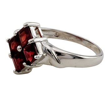 9ct White Gold Garnet 4 Stone Ring size N